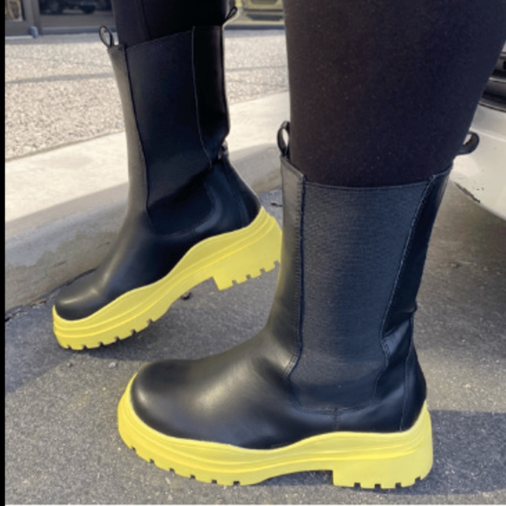L@@K! New Black and Yellow Boot Size 6.5